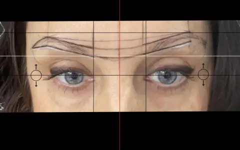 Grille de mesure sur le visage, montrant un sourcil raté. Des flèches indiquent les ajustements nécessaires.