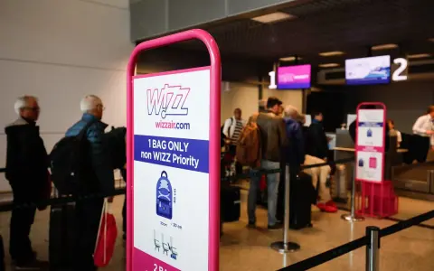 Zasady Wizzair: 1 bagaż podręczny (nie-WIZZ Priority) o wymiarach 40x30x20 cm.