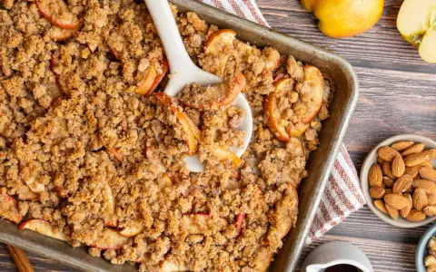 Un délicieux crumble pomme amande tout juste sorti du four, prêt à être dégusté.