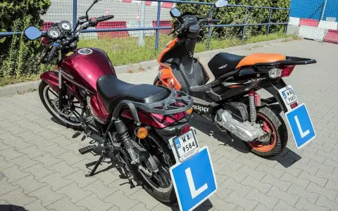 Dwa motorowery z tabliczkami "L" sugerują, że to nauka jazdy. Karta motorowerowa od ilu lat? Od 14.