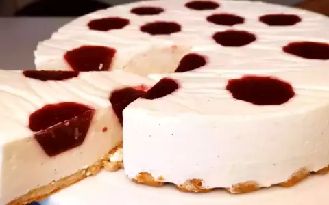Un délicieux bavarois framboise, sa mousse aérienne et ses éclats de fruits rouges sur une fine croûte biscuitée.