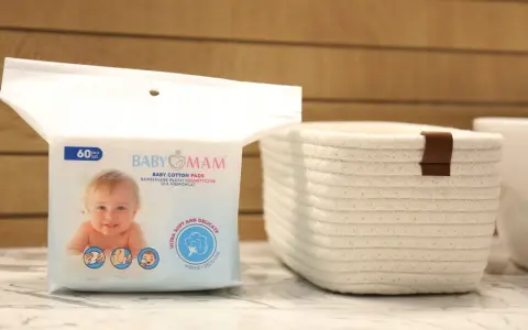 Płatki kosmetyczne dla niemowląt Baby Mam, 60 sztuk, ultra miękkie i delikatne, idealne do codziennej pielęgnacji maluszka.