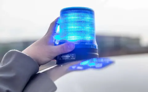 Blaulicht auf dem Auto? Das kann teuer werden! Mit blaulicht fahren strafe droht, wenn man nicht berechtigt ist.