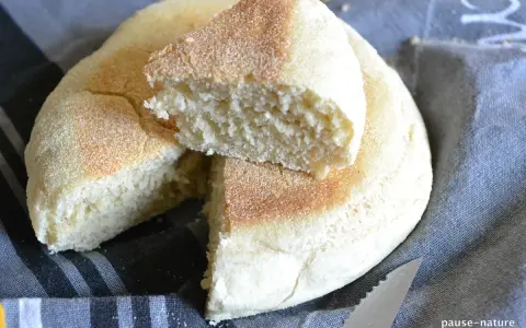 Pain à la poêle moelleux, une recette facile pour un pain fait maison. La mie est aérée et la croûte légèrement dorée.