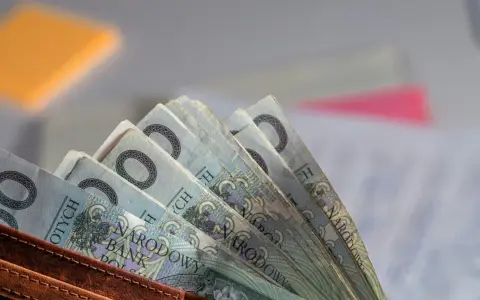 Złotówki w portfelu. Czy to już kwota, ile wynosi 13 emerytura?