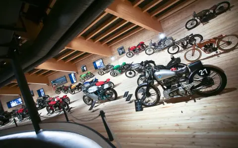 Collezione di moto d'epoca in un museo, con modelli da corsa e stradali. Un viaggio nella storia del motociclismo al museo moto passo rombo.