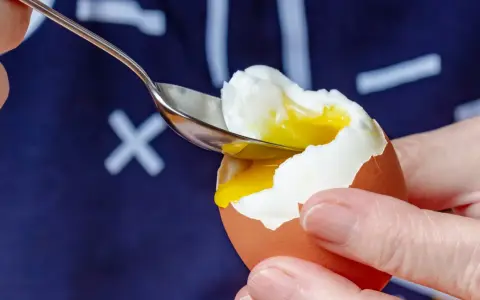 Łyżeczka wydobywa płynne żółtko z jajka na miękko. Idealne na śniadanie, gdy liczymy jajko na miękko kcal.