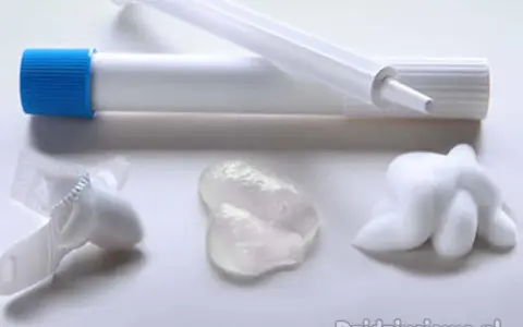 Różne formy antykoncepcji chemicznej: globulka, żel i pianka.