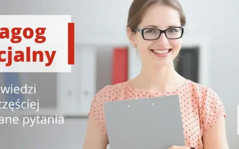 Uśmiechnięta pedagog specjalny w okularach z teczką, odpowiada na pytania. Praca w edukacji.