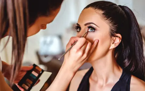 Makijażystka podkreśla spojrzenie modelki, tworząc efekt doe eyes.