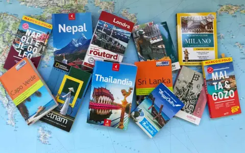 Una collezione di libri che parlano di libri: guide turistiche per Nepal, Londra, Milano, Capo Verde, Vietnam, Thailandia, Sri Lanka, Malta e Gozo, pronte per nuove avventure.
