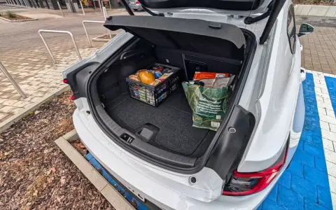 Einkäufe im Polestar 2 Kofferraum. Das Kofferraumvolumen bietet Platz für eine Einkaufskiste und eine wiederverwendbare Tasche.