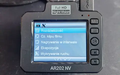 Menu rejestratora AR202 NV. Widoczna opcja "Nagrywanie w interwale", idealna do długich podróży.