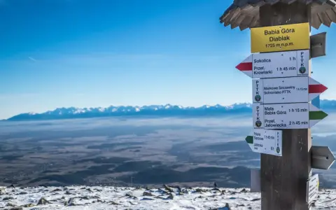 Babia Góra Diablak, 1725 m n.p.m. – jakie to góry? Widok z szczytu na pasmo Tatr i Beskidów, z tabliczkami szlaków PTTK.