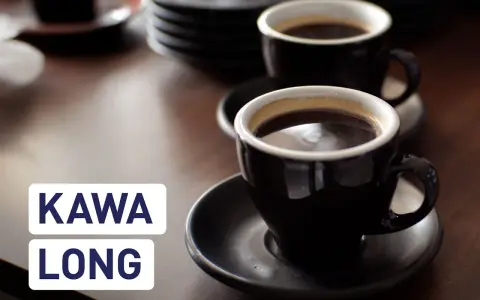 Dwie filiżanki aromatycznego espresso lungo na drewnianym blacie. Idealna kawa na początek dnia.