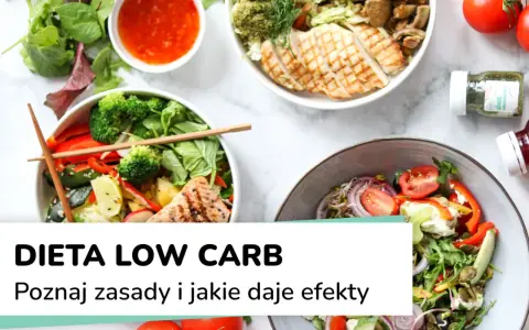 Kolorowe miski z sałatkami pełnymi warzyw i grillowanym mięsem. Idealne na dietę low carb.
