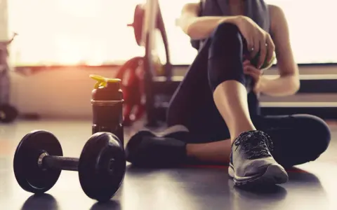 Trening siłowy odchudza? Zmień ciało w maszynę do spalania tłuszczu!