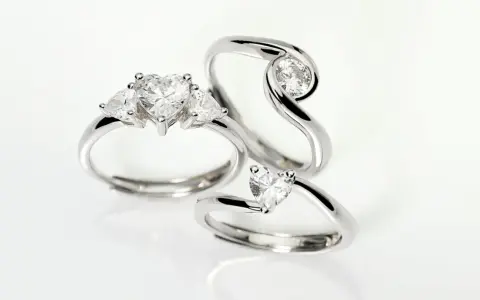 Tre anelli con diamanti scintillanti, perfetti per ogni occasione, specialmente quando si regala il solitario.