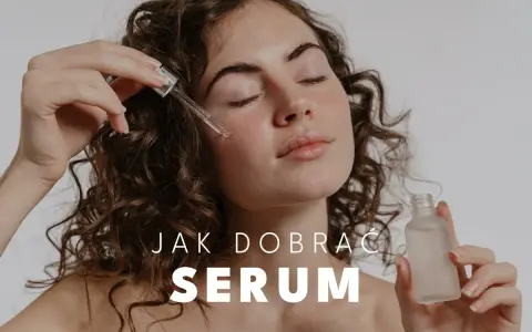 Kobieta aplikuje serum na twarz. Dowiedz się, co to jest serum i jak wybrać najlepsze dla siebie.