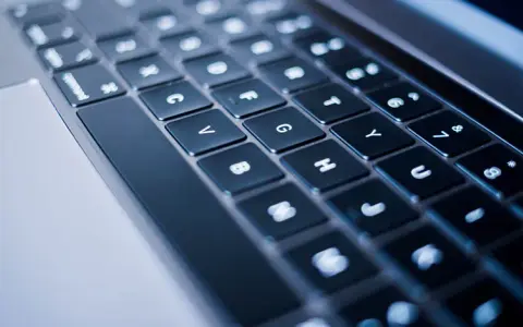 Jak wyczyścić ekran MacBooka? Bezpieczny poradnik krok po kroku