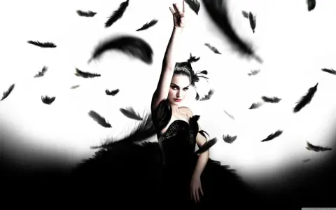 La ballerina Nina, protagonista della trama del film Il Cigno Nero, emerge tra piume nere fluttuanti, simbolo della sua trasformazione.