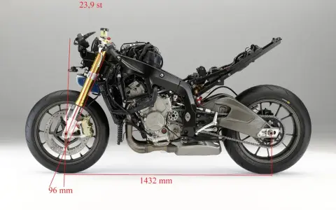 Szczegółowy widok motocykla BMW z zaznaczonymi wymiarami i kątami, ukazujący jego geometrię.