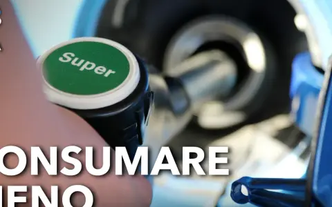 Mano che preme il pulsante "Super" su un erogatore di carburante, suggerendo come la modalità eco cosa significa per un consumo ridotto.