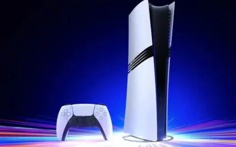 Consola PS5 y mando DualSense listos para los próximos juegos PS5. Fondo azul con luces de neón.