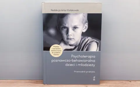 Okładka książki "Psychoterapia poznawczo-behawioralna dzieci i młodzieży". Na okładce zdjęcie chłopca i tekst.