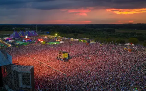 Tysiące ludzi na koncercie podczas Łódź Summer Festival 2026. Zachód słońca nad festiwalową sceną.