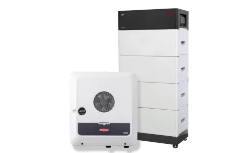 Biały falownik Fronius Primo obok baterii BYD Premium. System magazynowania energii gotowy do pracy.