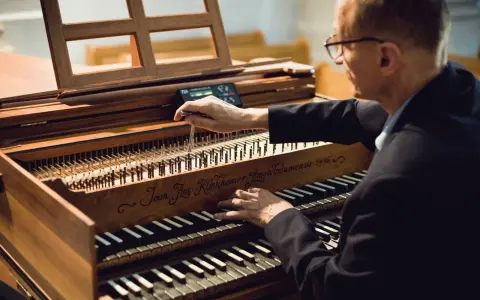 Kto stroi fortepian? Wybierz profesjonalistę i chroń swój instrument