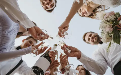 Różnica między poprawinami a wspólnym śniadaniem dla gości: toast szampanem z bliskimi, uśmiechy i bukiet panny młodej.