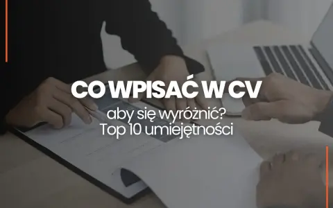 Ręce przeglądają CV, szukając inspiracji, co wpisać w CV, aby się wyróżnić. Przykłady najlepszych umiejętności.