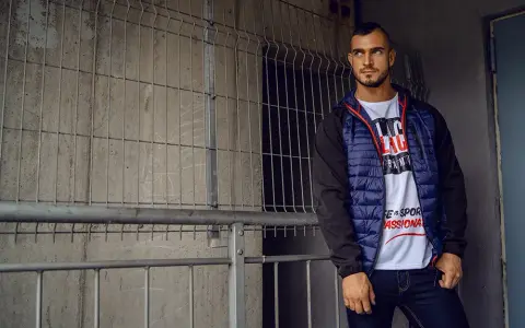 Co ubrać do granatowej kurtki, aby zawsze wyglądać stylowo?