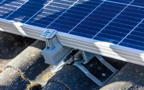 Detaljbild av ett solpanel som monteras på ett tak med ett robust esdec montagesystem.