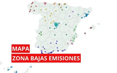 Mapa de España con puntos de colores indicando zonas de bajas emisiones. Es obligatorio llevar la pegatina medioambiental.