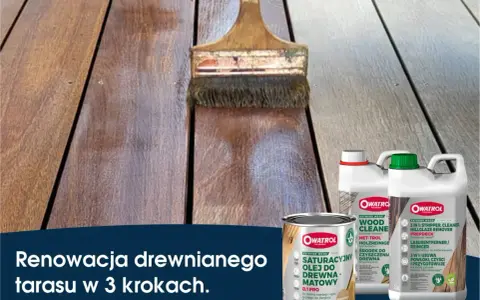 Renowacja drewnianego tarasu z Owatrol. Pędzel nakłada olej na deski, przywracając im blask.