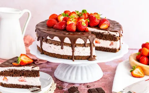 Schoko Erdbeer Torte Kinder: saftiger Schokokuchen mit Erdbeercreme, überzogen mit Schokoglasur und frischen Erdbeeren. Ein Traum für jedes Kinderfest!