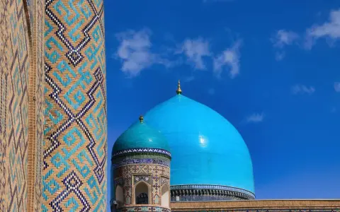 Błękitne kopuły meczetu w Samarkandzie, Uzbekistan. Wspaniałe mozaiki zdobią architekturę, idealne na uzbekistan wycieczki.