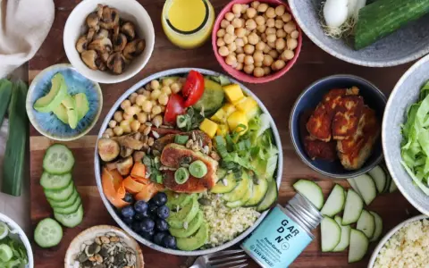 Bunter Salat mit Mango, Kichererbsen, Avocado, gegrilltem Halloumi und einem cremigen Dressing.