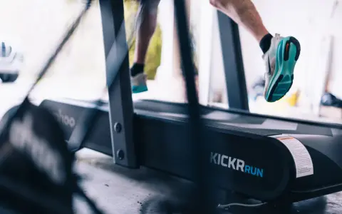 Gambe che corrono sul tapis roulant, un allenamento intenso dove correre sul tapis roulant è più facile.