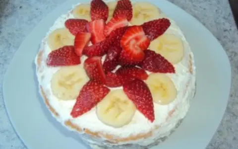 Eine leckere Erdbeer-Bananen-Torte mit viel Sahne und frischen Früchten, perfekt für den Sommer.