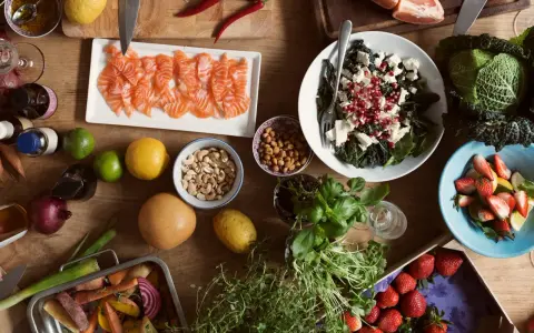 Składniki na zdrową dietę nordycką: łosoś, warzywa korzeniowe, owoce, zioła, orzechy i nasiona.