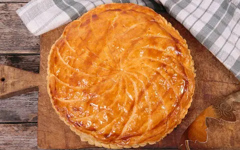 Une galette des rois speculoos dorée et appétissante, prête à être dégustée.