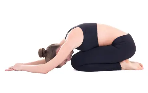 Frau in Kindhaltung, die bei Hexenschuss wie schlafen hilft. Entspannende Yoga-Pose für den Rücken.
