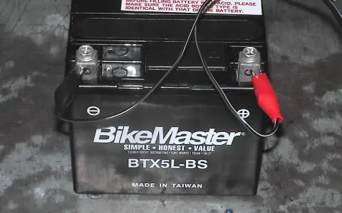 Akumulator motocyklowy BikeMaster BTX5L-BS podłączony do ładowania. Sprawdź, ile powinien mieć naładowany akumulator.