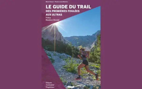 Couverture du livre "Le Guide du Trail", montrant une femme en pleine rando course en montagne sous un soleil éclatant.