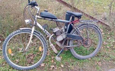 Stary rower z silnikiem spalinowym, który może przynieść mandat za nielegalne modyfikacje.