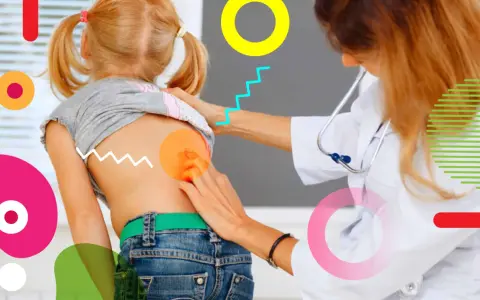 Medico esamina la schiena di una bambina, evidenziando possibili scoliosi sintomi.